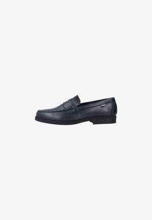 Mocasín de cuero negro con tacón bajo, que presenta una puntera tipo mocasín cosida y un pequeño logo en el lateral. Textura suave, diseño clásico.