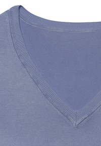 V-Ausschnitt Pullover aus hellblauem Stoff mit glatter Textur und geripptem Kragen, der ein sauberes, einfaches Design aufweist.