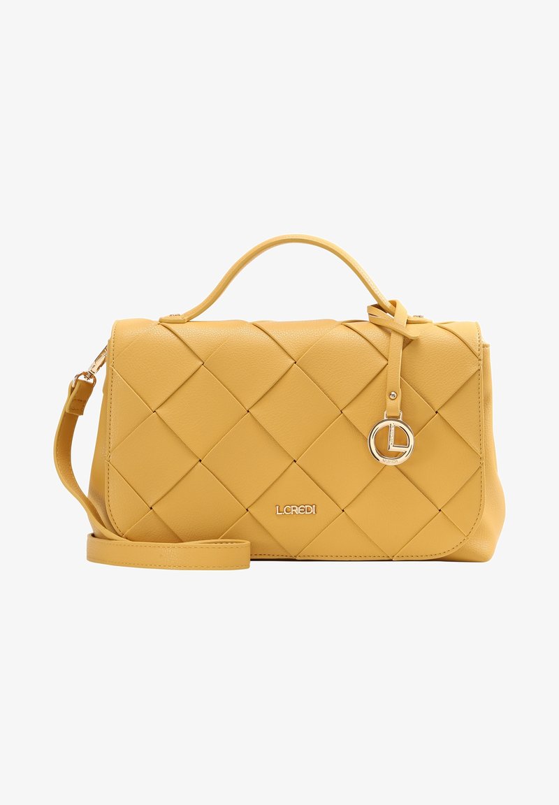Sac à main en cuir matelassé jaune avec poignée supérieure, bandoulière amovible et pendentif logo circulaire en métal doré.