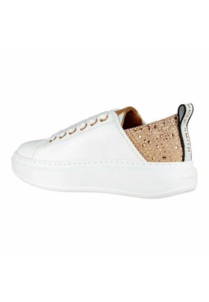 Sneaker bianca in pelle con un pannello posteriore testurizzato e lucido di bronzo, dotata di lacci tondi, occhielli dorati e un tirante nero a contrasto.