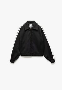 Chaqueta negra cortada con cuello, cremallera plateada y dos bolsillos laterales. Presenta rayas blancas a lo largo de las mangas y puños acanalados.
