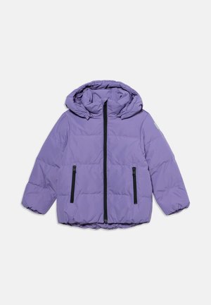 Veste matelassée violette avec capuche, fermeture éclair noire à l'avant et deux poches verticales zippées de chaque côté, présentée sur un fond uni.