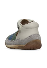 Chaussure multicolore pour enfants avec des panneaux en suède marron, en cuir vert, bleu et gris, dotée d'une sangle velcro et d'une semelle en caoutchouc texturé.