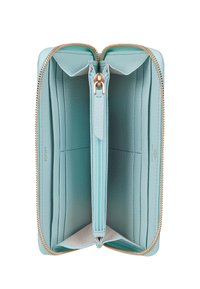 Portafoglio in pelle blu chiaro con zip dorata. L'interno presenta più scomparti per carte e una tasca centrale con cerniera per monete o piccoli oggetti.