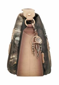 Mittelgroße Handtasche mit einer strukturierten dunkelbraunen und einer gemusterten hellbraunen Außenfläche. Mit goldfarbenen Beschlägen und einem dekorativen Quallenanhänger.