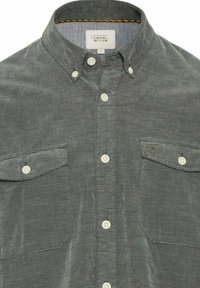Hellgraues, strukturiertes Hemd mit Button-Down-Kragen, Fronttaschen und weißen Knöpfen. Mit gelben Nähten im Kragen.