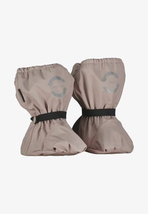 Buty z materiału z recyklingu w miękkim różowym kolorze, z elastycznymi wykończeniami i czarnymi paskami; posiadają srebrne, okrągłe logo z napisem "RECYCLED."