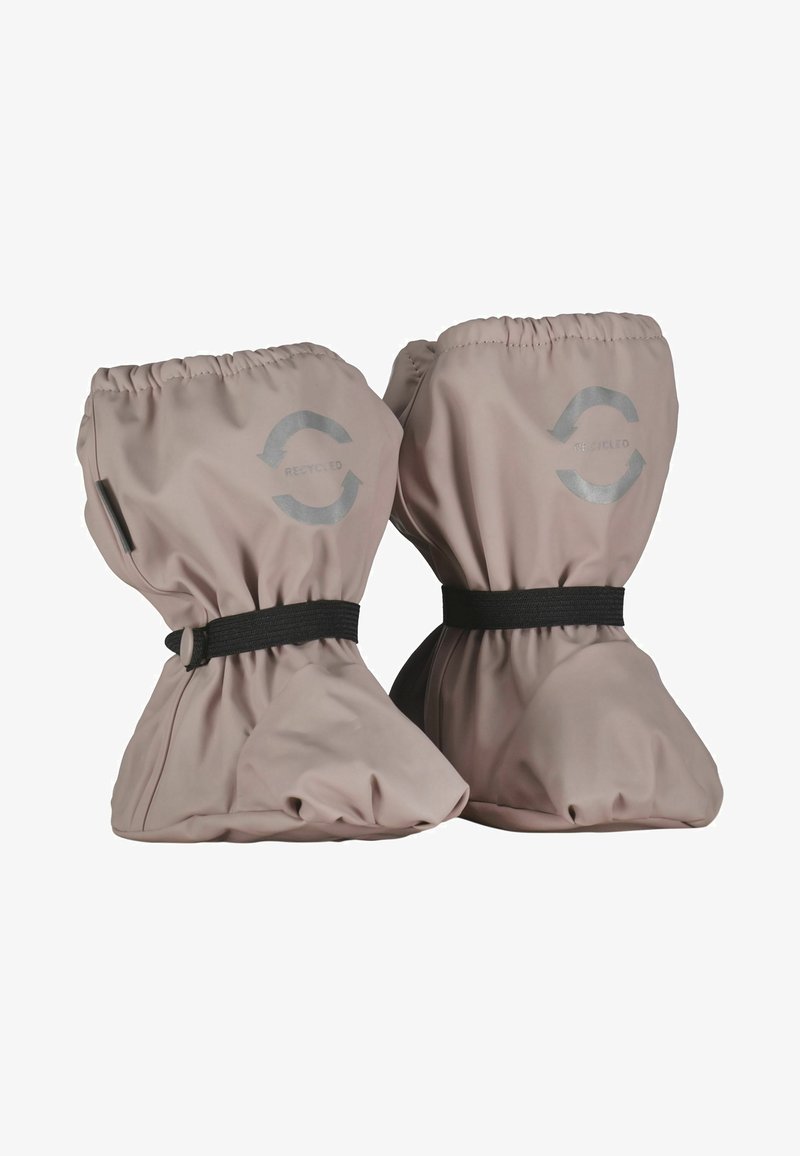 Stivali in tessuto riciclato di un morbido rosa con parte superiore elasticizzata e cinturini neri; presentano un logo circolare argentato con la parola "RICICLATO."