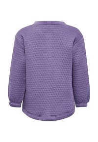 Lilla struktureret sweatshirt med lange ærmer, der har en rund halsudskæring og en buet kant, lavet af blødt stof med et vaffelmønster.