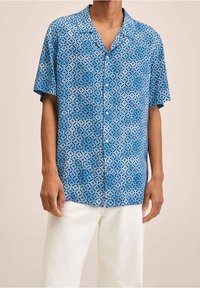 Korte mouwen shirt in verschillende tinten blauw met een geometrisch ruitpatroon, gemaakt van luchtige stof, met een knoopsluiting aan de voorkant.