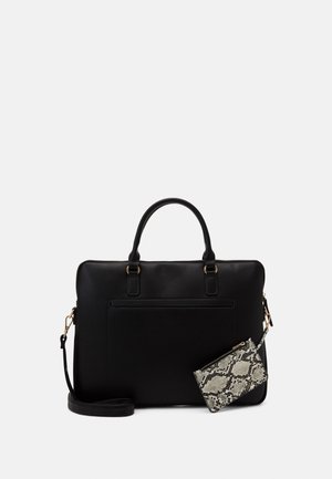Mallette en cuir noir avec poignées supérieures, bandoulière détachable et petite pochette zippée attachée avec un motif serpent gris.