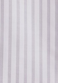 Textielstof met verticale witte strepen en lichtgrijze mesh-accenten. Gladde textuur, consistent patroon, zacht kleurenpalet.