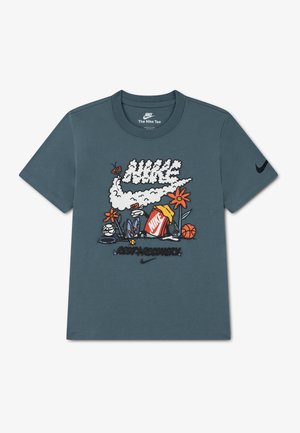 Μπλε-γκρι μπλουζάκι Nike με γραφικό στυλ κινουμένων σχεδίων που απεικονίζει το λογότυπο της Nike φτιαγμένο από καπνό, λουλούδια, ένα μπάσκετ και ένα αθλητικό παπούτσι στο μπροστινό μέρος.