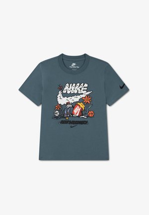 Blågrå Nike T-shirt med tegneseriestil grafik af Nike-logo lavet af røg, blomster, basketball og en sneaker på forsiden.
