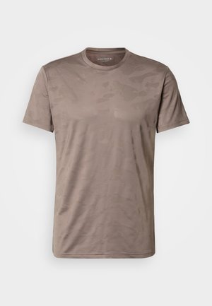 Braunes, kurzärmeliges T-Shirt mit einem dezenten Tarnmuster, rundem Ausschnitt und glatter Textur, aus leichtem Stoff gefertigt.