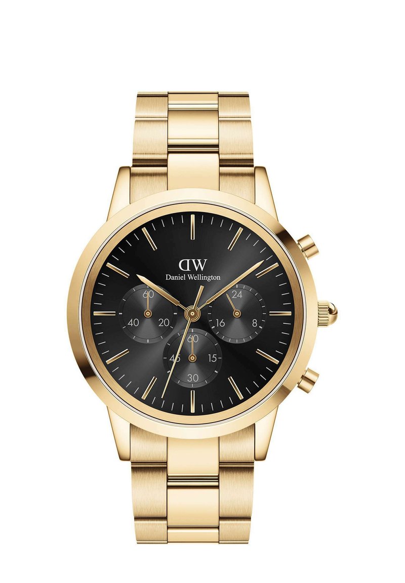 Orologio in metallo dorato con quadrante nero, tre sotto-quadranti e indici delle ore dorati. Presenta un bracciale in acciaio inossidabile con sezioni spazzolate e lucide.