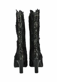 Bottes à talons noirs avec un design de dentelle florale, présentant un tissu texturé, des bords festonnés et un talon noir brillant et courbé.