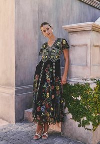 Next REGULAR FIT - PREMIUM EMBROIDERED - Maxi-jurk - black