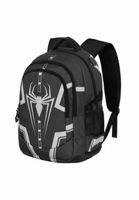 Sac à dos noir et gris avec un график de araignée, accents blancs, plusieurs compartiments zippés, bretelles rembourrées et poche en mesh sur le côté.