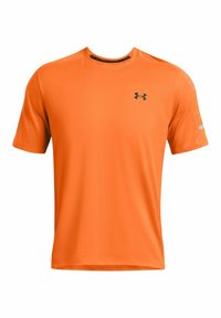 Camiseta atlética naranja hecha de tejido que absorbe la humedad. Presenta un cuello redondo, mangas cortas y un logotipo negro en el pecho.