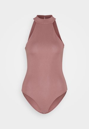 Maillot de bain rose à col halter, avec un col haut, sans manches et une coupe salissante. Tissu lisse avec une texture douce.