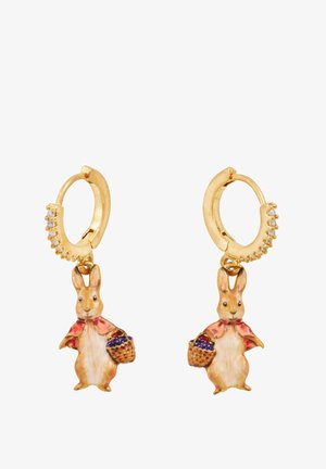 Gouden oorringen zijn versierd met kleurrijke konijnencharms die mandjes vasthouden. De konijnen dragen capes, met rhinestone accenten op de rand van de oorringen.