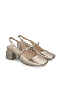 Chaussures slingback en or métallisé avec des orteils carrés, des talons carrés et une sangle décorative ornée de strass transparents. Texture lisse.