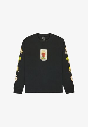 Čierne tričko s dlhým rukávom vyrobené z bavlny, s centrálnou grafikou ruže s plameňmi a zložitými ilustráciami na oboch rukávoch.