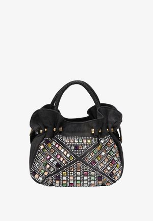 Sort håndtaske med samlet top, prydet med flerfarvede geometriske nitter og rhinsten, med flet-håndtag og guldfarvede detaljer.