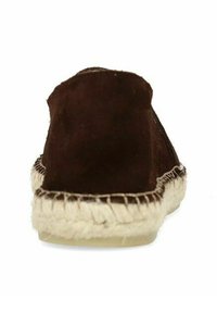 Bruine suède espadrille met een gevlochten jute zool, voorzien van een ronde achterkant en een lichte hak, die de natuurlijke textuur en casual uitstraling benadrukt.