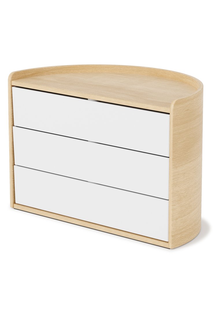 Commode en bois avec un bord supérieur incurvé et trois tiroirs blancs sans poignées dans un design moderne minimaliste sur fond blanc.