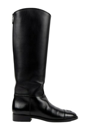 Botte haute en cuir noir jusqu'au genou avec talon bas et fermeture éclair à l'arrière, avec un bout arrondi et des détails subtils de couture.