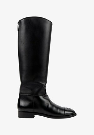 Botte haute en cuir noir jusqu'au genou avec talon bas et fermeture éclair à l'arrière, avec un bout arrondi et des détails subtils de couture.