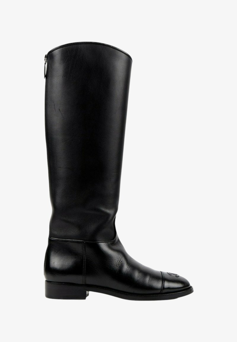 Botte haute en cuir noir jusqu'au genou avec talon bas et fermeture éclair à l'arrière, avec un bout arrondi et des détails subtils de couture.