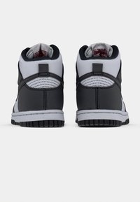 Crne i sive tenisice visokog kroja od kože s sintetičkim detaljima, obloženim ovratnikom, teksturiranim panelima i gumenim potplatom.