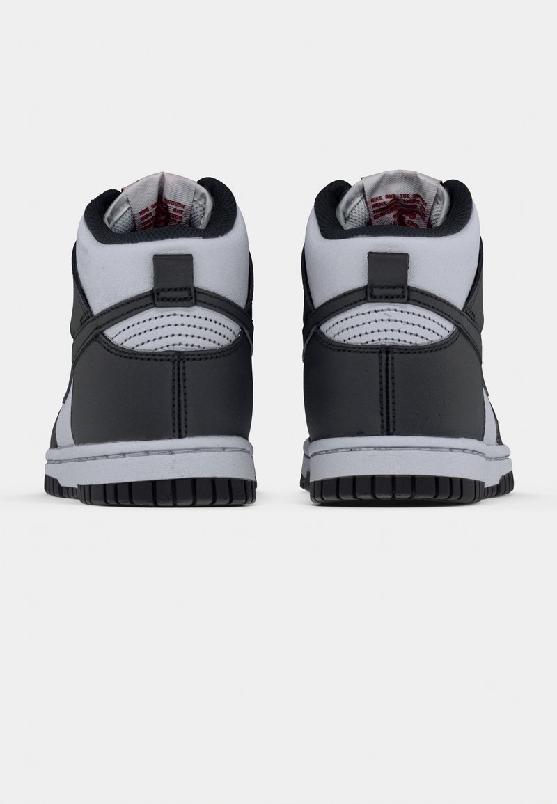 Baskets montantes en cuir noir et gris avec des accents synthétiques, col rembourré, panneaux texturés et semelle en caoutchouc.