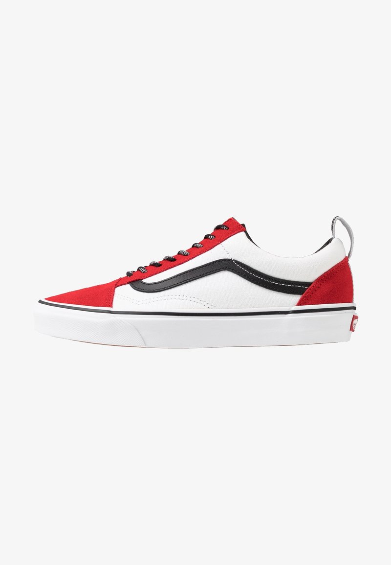 Baskets basses en toile blanche, bout et talon en daim rouge, bande ondulée noire, lacets noirs et semelle en caoutchouc blanche avec ligne noire.
