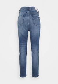 Dunkelblaue Denim-Jeans mit geradem Bein, die zwei Gesäßtaschen und ein kontrastierendes Taillenschild aufweisen. Glatte Textur, minimaler Verblassung.
