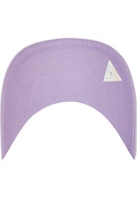 Lillā baseball cepure ar izliekto vizieri, kuras stūrī ir trīsstūra logo akcenti. Materiāls ir ar gludu, teksturētu apdari.