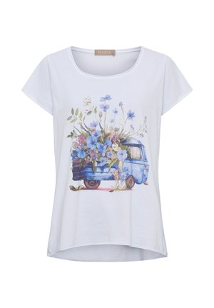 Hvid kortærmet skjorte med rund hals med en blå vintage lastbil, der bærer en farverig buket blomster.