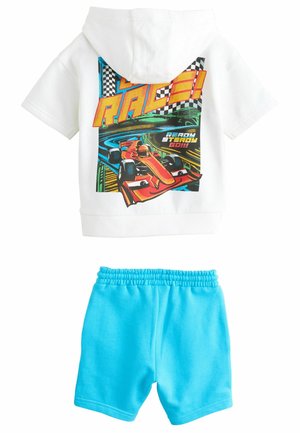 Weißer Kurzarm-Rucksack mit einem bunten Rennmotivet und blauen Shorts mit elastischem Bund, aus weichem Baumwollmaterial gefertigt.