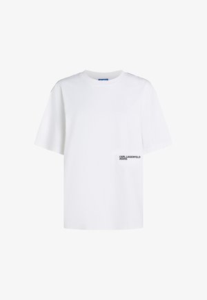 Camiseta de algodón blanca, de manga corta, con cuello redondo, presenta un logo negro en el lado izquierdo del pecho, corte regular, textura suave.