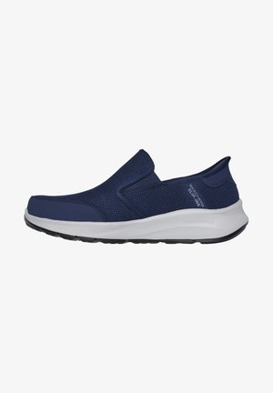 Marine slip-on schoen met ademend mesh bovendeel, contrasterende witte middenzool, gestructureerd oppervlak en een low-profile ontwerp voor comfort en gebruiksgemak.