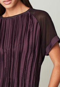 Next PLISSÉ SHORT SLEEVE STANDARD - Bluse - plum purple