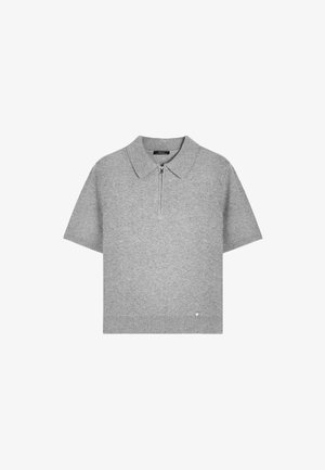 Szara koszulka polo z krótkim rękawem, z zapięciem na zamek przy kołnierzyku i małym logo na dole; wykonana z teksturowanej tkaniny.