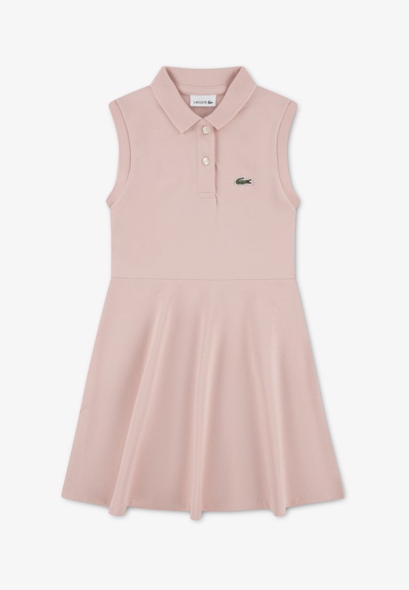 Sukienka polo z miękkiej, różowej bawełny, bez rękawów, rozkloszowana spódnica, z małym zielonym logo Lacoste na piersi oraz trzema guzikami przy kołnierzu.