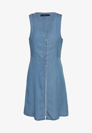 Jasnoniebieska sukienka dżinsowa o dekoldzie w serek, bez rękawów i z zapięciem na guziki z przodu. W kształcie litery A z lekko rozkloszowaną spódnicą.