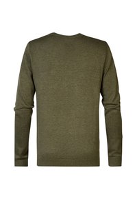 Olijfgroene trui, ronde hals, lange mouwen, gemaakt van zachte stof, gladde textuur, aansluitende manchetten en taille, geen zichtbare patronen of logo's.