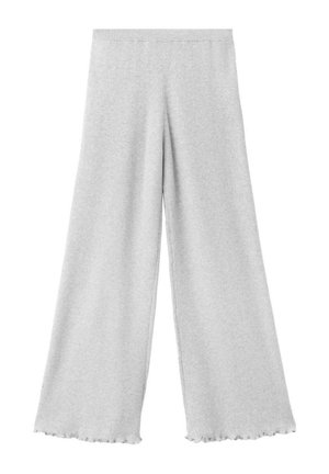 Hellgraue gestrickte Hosen mit weitem Bein, elastischem Bund und gewelltem Saum auf weißem Hintergrund.