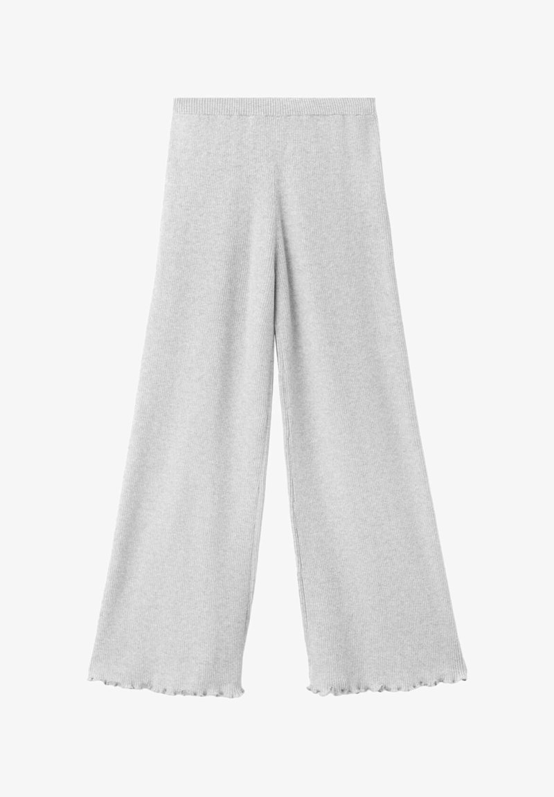 Pantalon large en maille gris clair avec taille élastique et ourlet festonné sur fond blanc.
